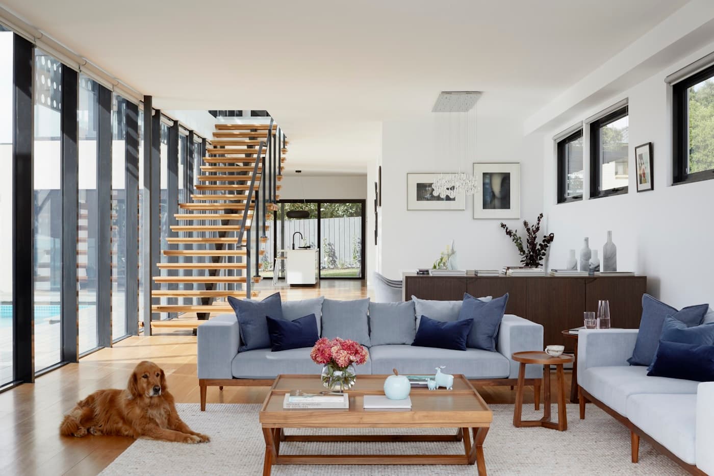 Interior com janelas de caixilharia branca